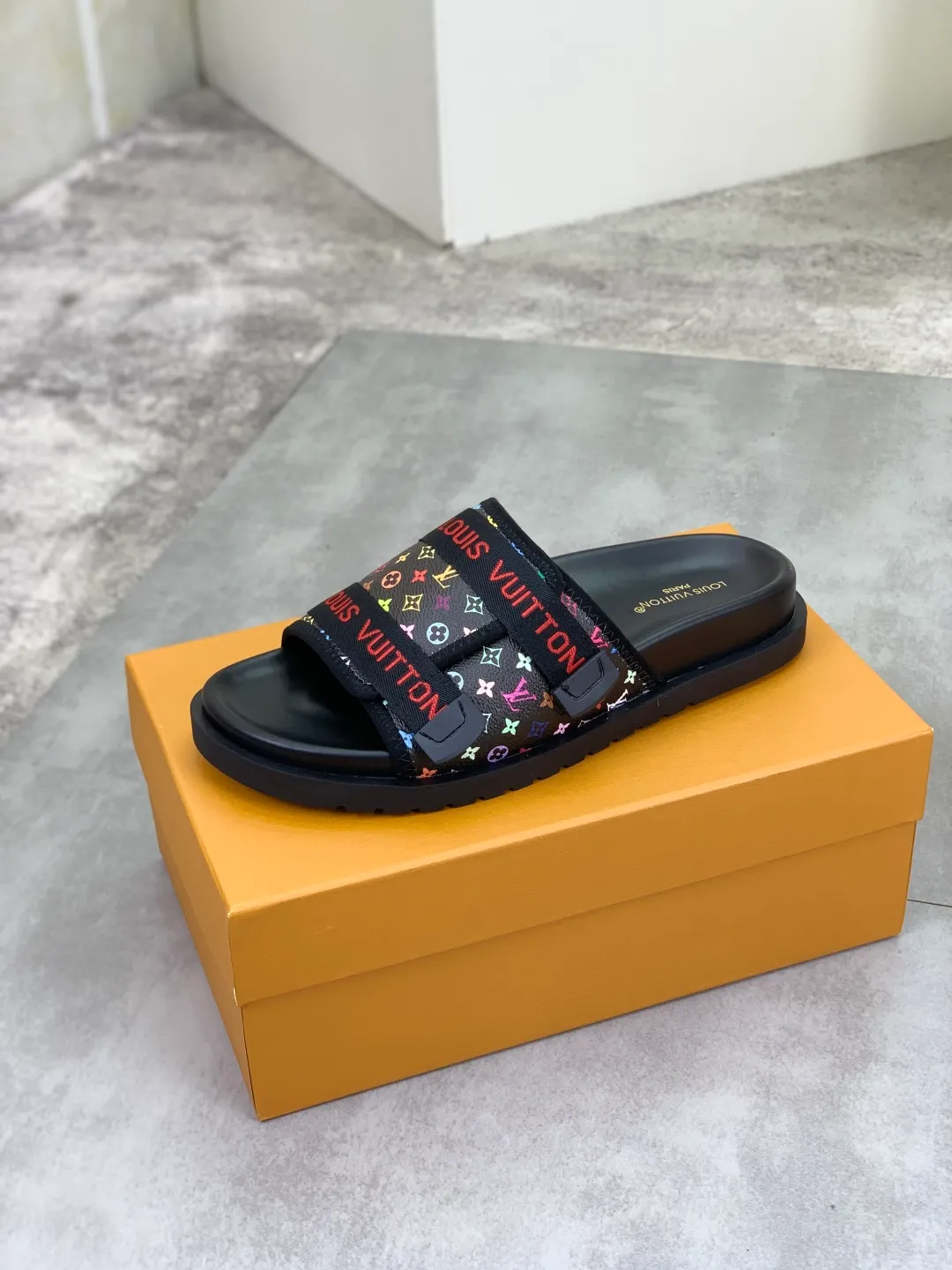 Men's shoes 💰P320💰【New style】🆘 Original quality 【LOUIS VUITTON】The popular Louis Vuitton LV men's slippers on the official website are on sale simultaneously! Original fabric imported from Italy, original factory special supply, code number: 38-44 (45 customized), many colors available